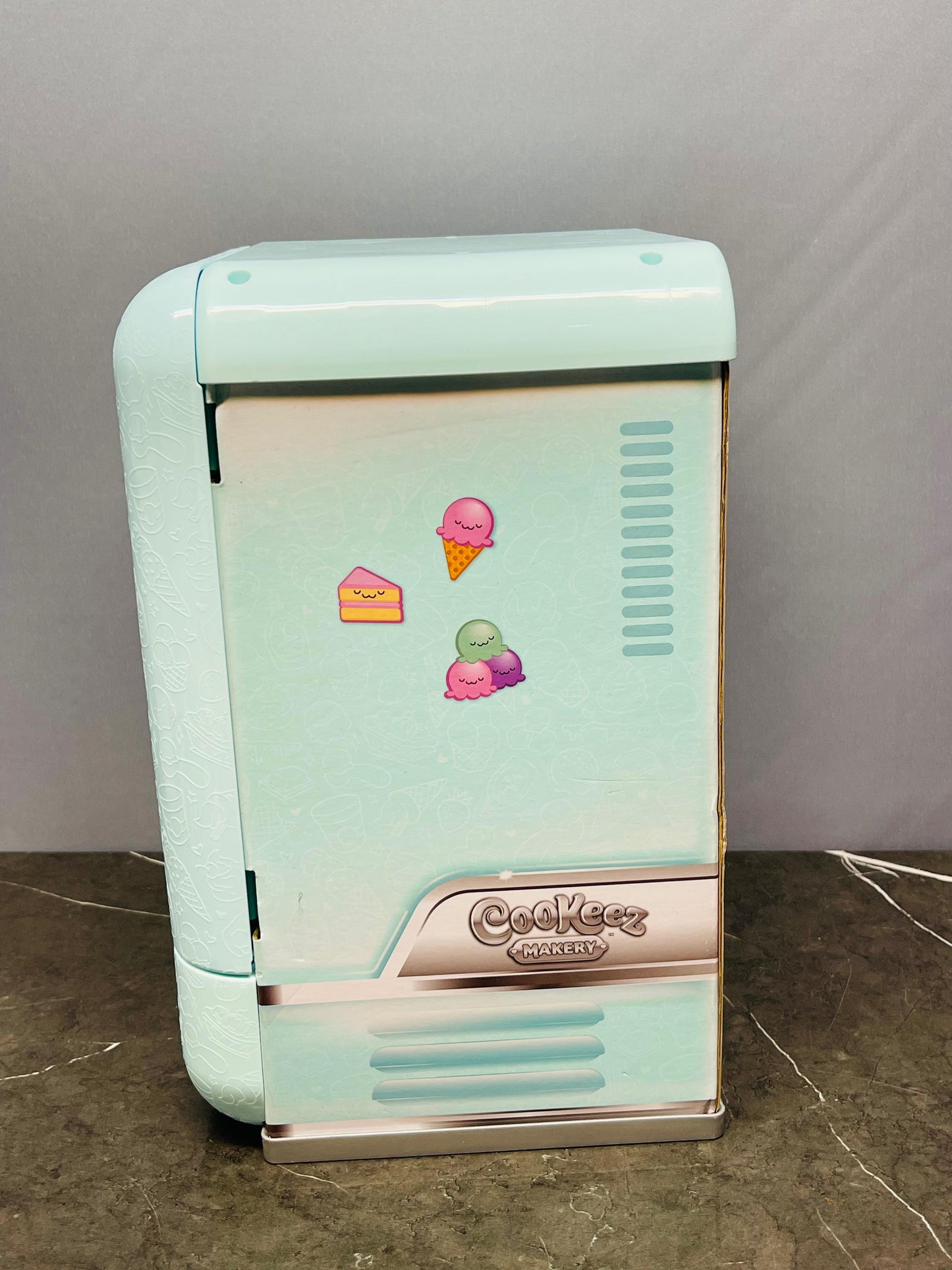 Cookeez Makery Freezy Cakez Oven Toy.