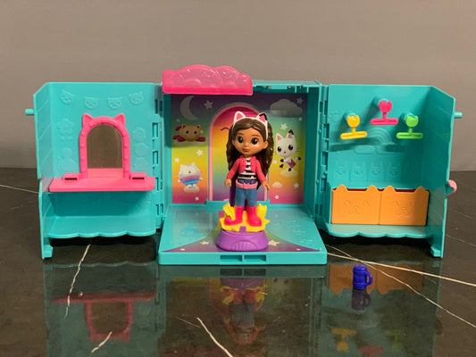 Gabby's Dollhouse Dress-Up Closet Portable Playset. (8/10 condition, parts missing)