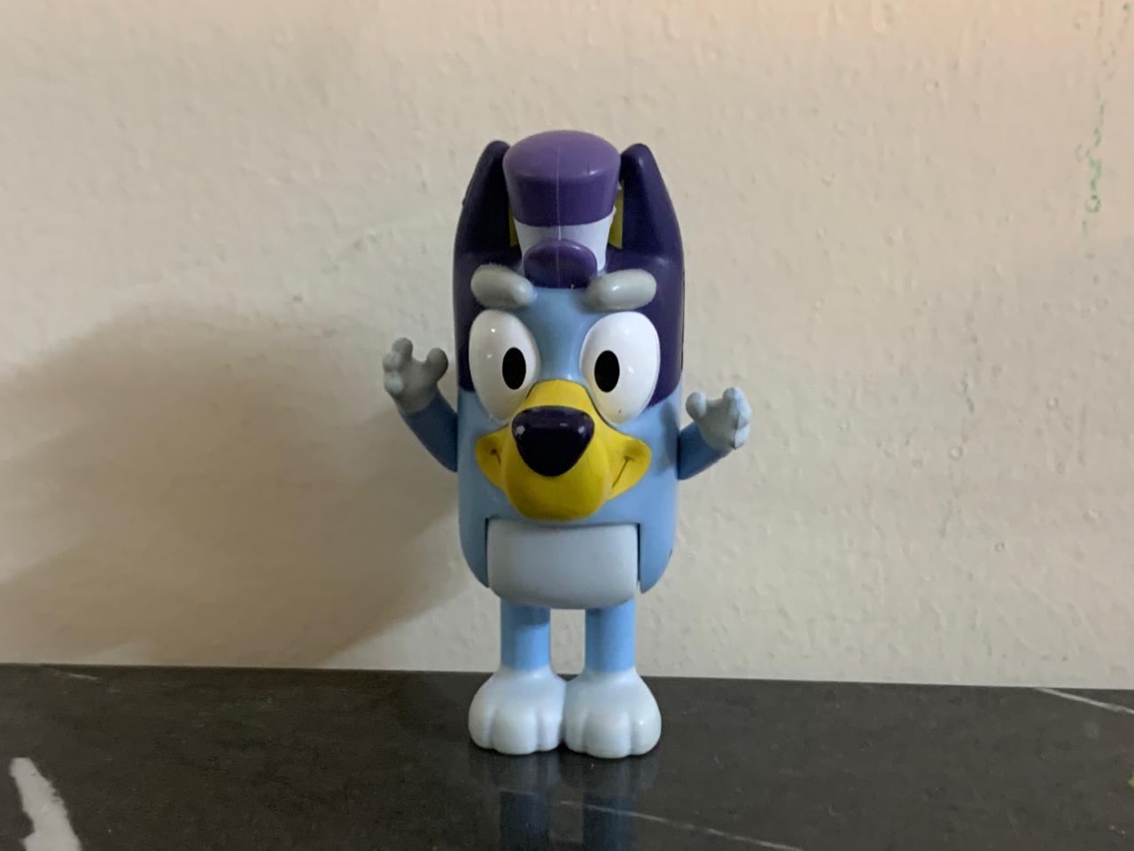 Bluey with Hat Action Figure. SKU:BXL-032