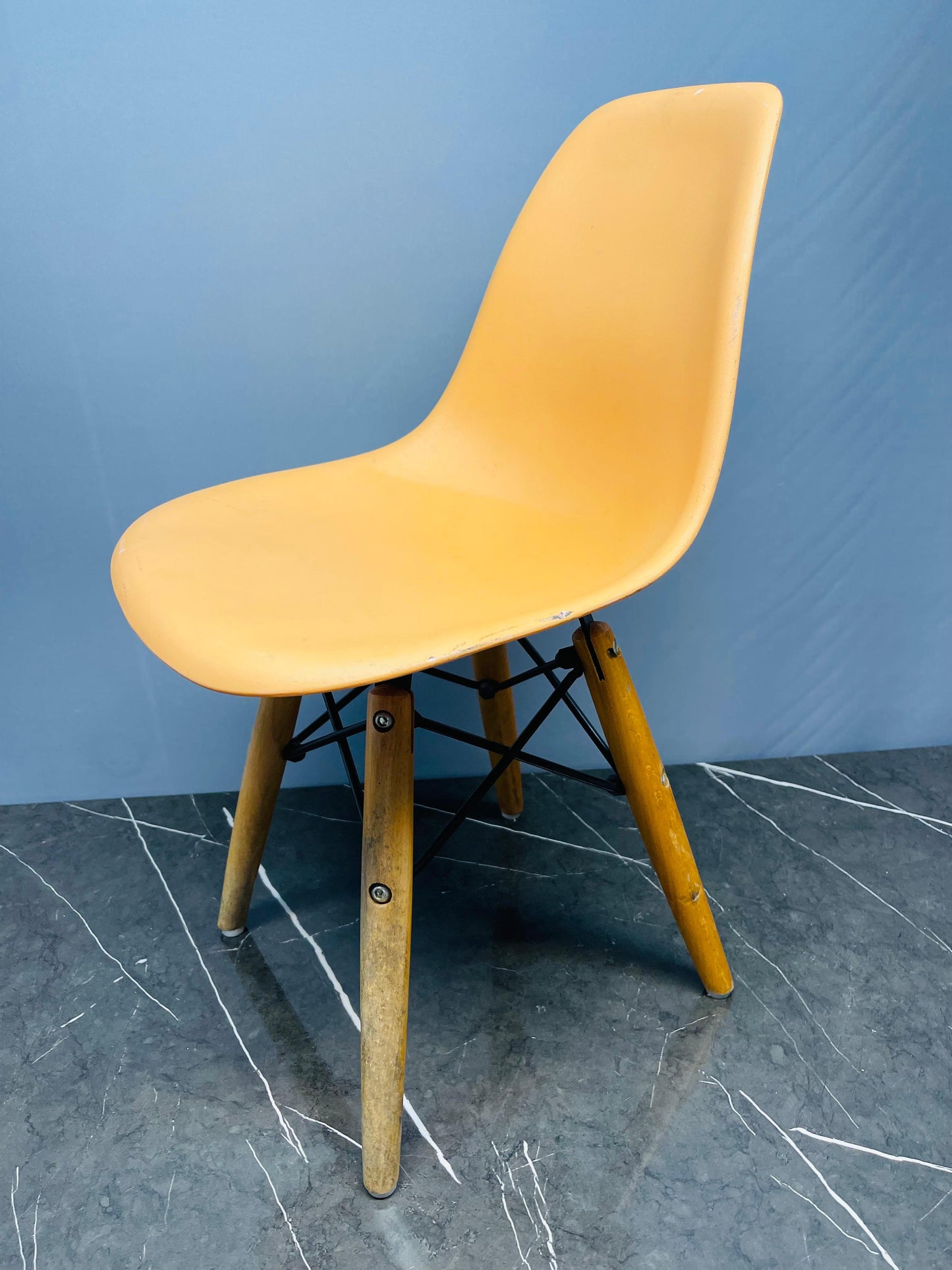 Eames-Style Lounge Chair for kids (9/10condition) (500 advance)