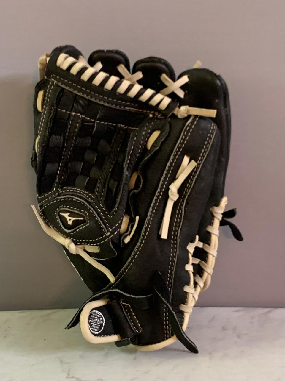 Mizuno Baseball Glove. (Rs 500 advance)