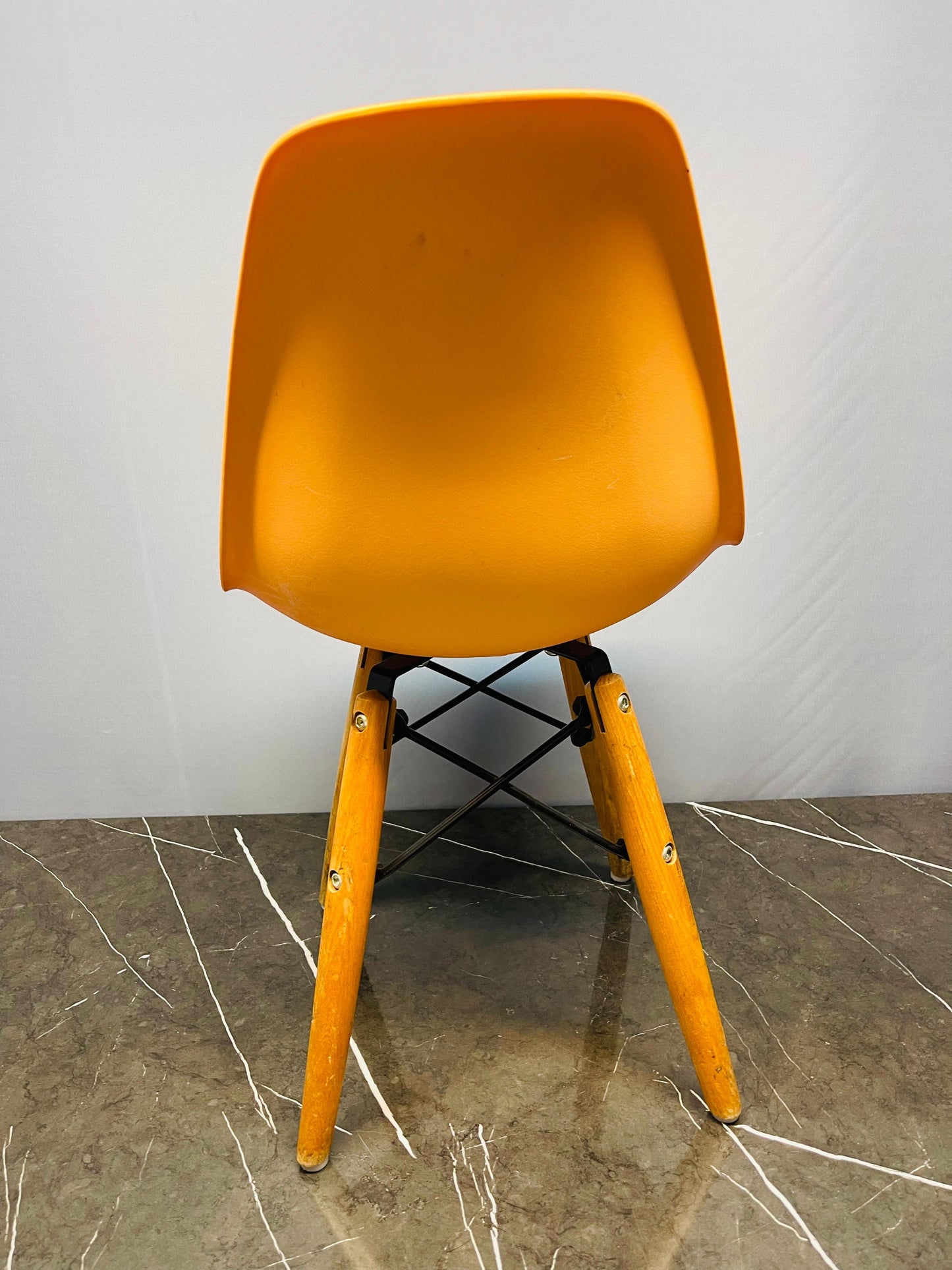 Eames-Style Lounge Chair for kids (9/10condition) (500 advance)