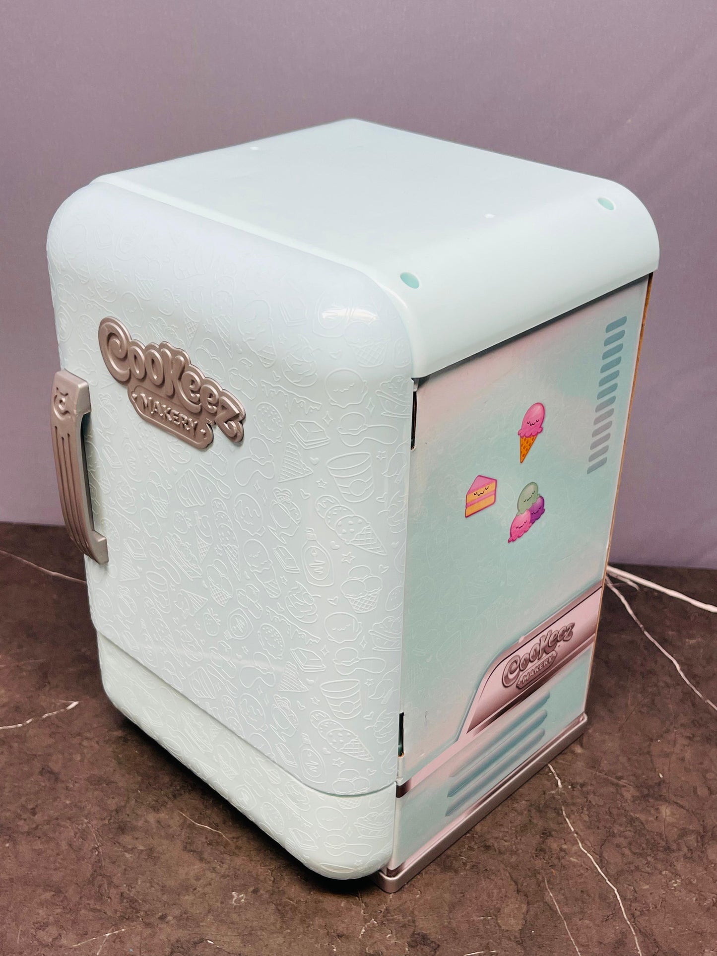 Cookeez Makery Freezy Cakez Oven Toy.