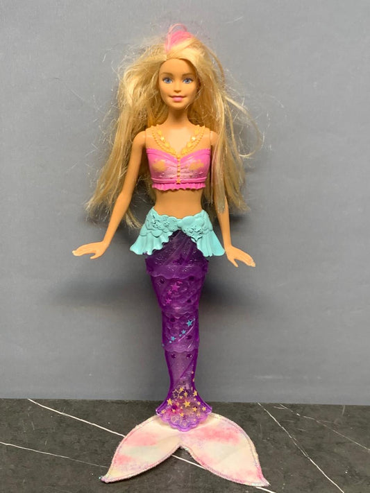 Barbie Dreamtopia Mermaid Doll. (Condition 9/10, damaged figers)