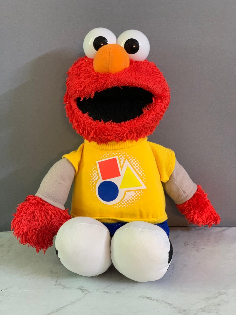 Sesame Street Rockin' Shapes & Colors Elmo. (Rs 350 advance)
