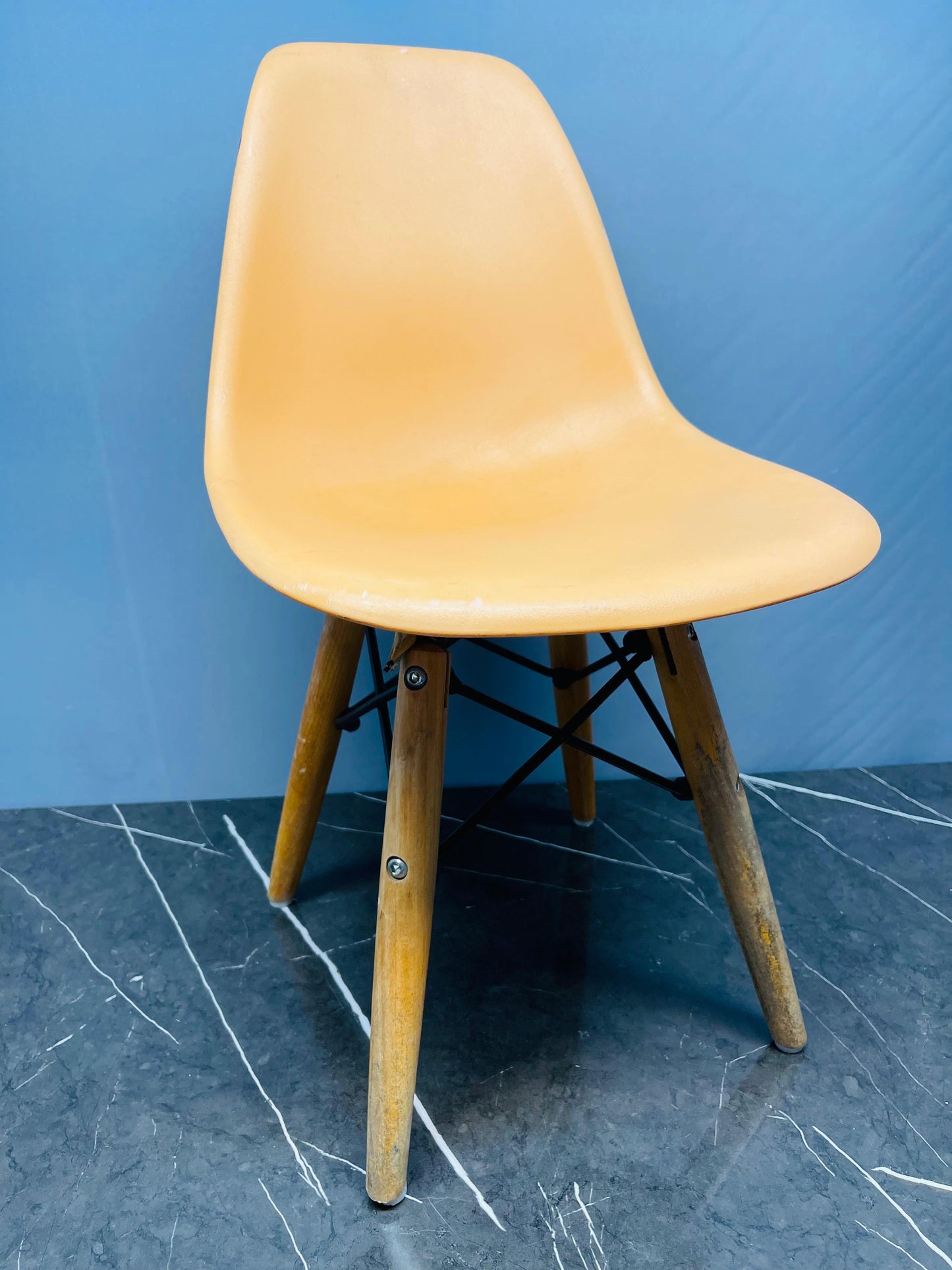 Eames-Style Lounge Chair for kids (9/10condition) (500 advance)