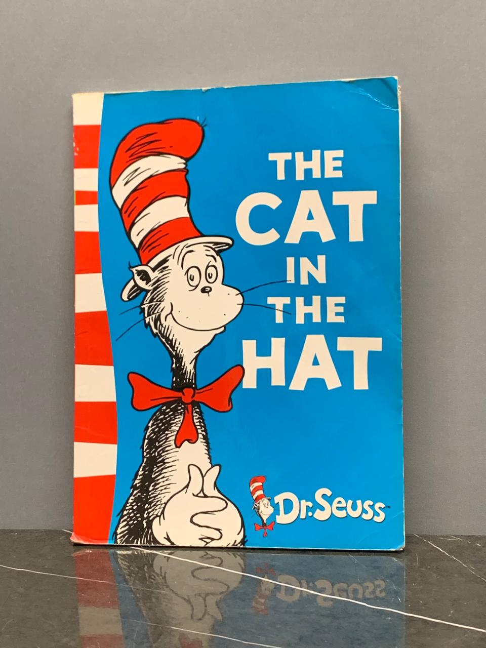 The Cat in the Hat by Dr. Seuss Book.    SKU:BXL-034