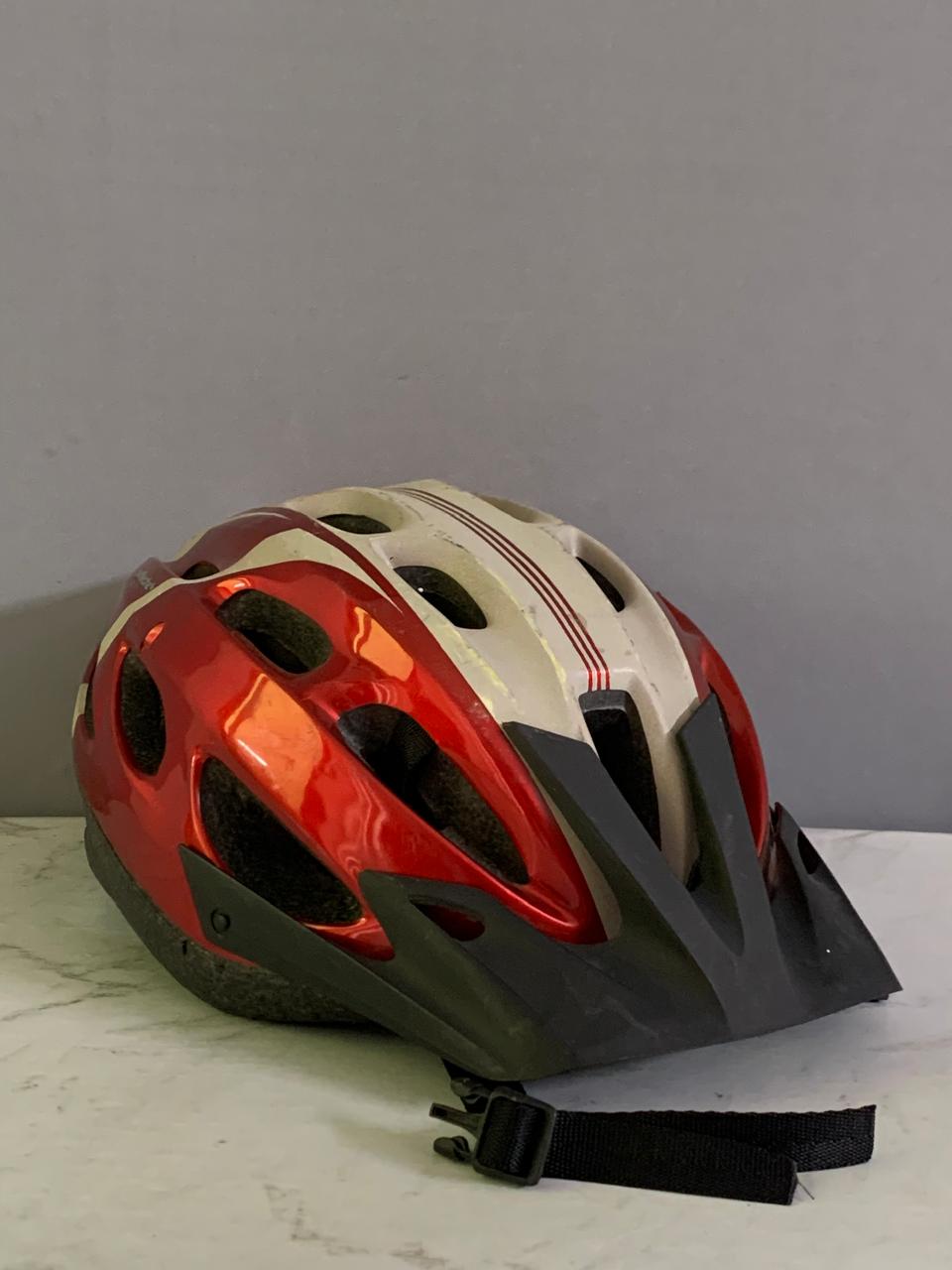 Sporty Bicycle Helmet. (Rs 250 advance)