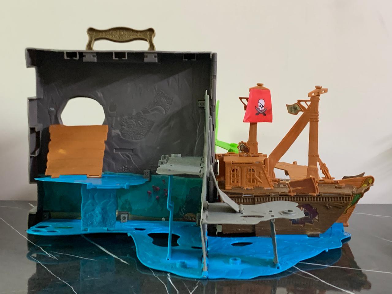 360 Degrees Pop-Up Pirate Island.(RS..250 advance)(One small bridge missing) SKU:BXL-804