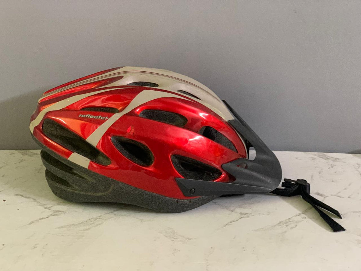 Sporty Bicycle Helmet. (Rs 250 advance)