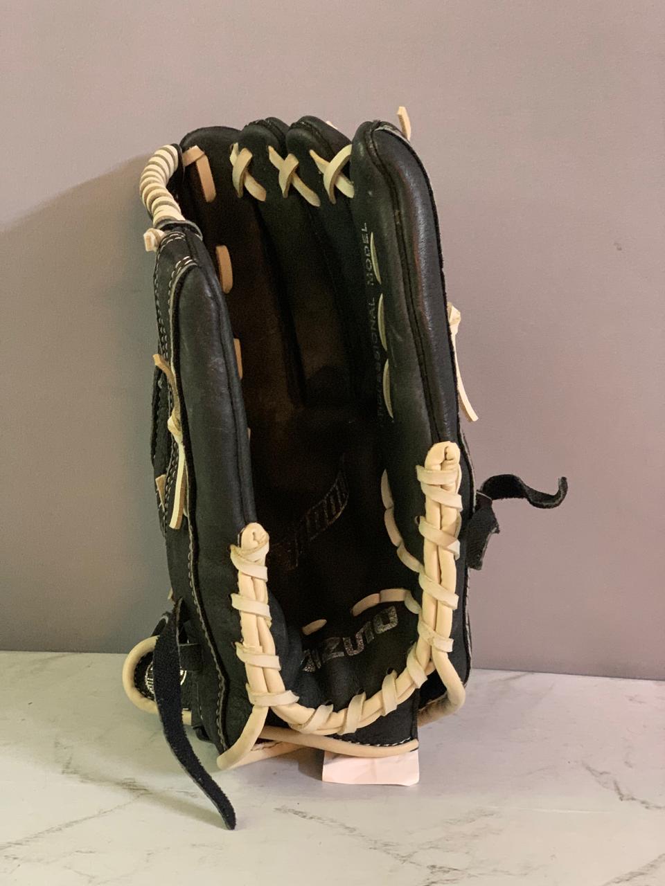 Mizuno Baseball Glove. (Rs 500 advance)