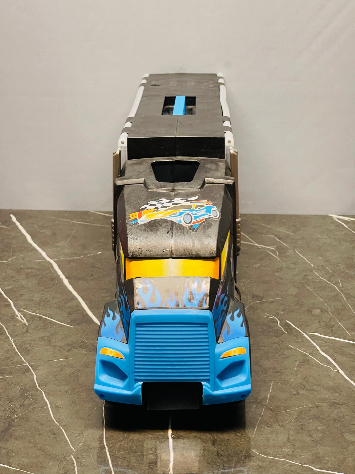 Hot Wheels Monster Truck. (500 advance)(only for Islamabad/Rawalpindi) Please check picture 8 — the fuel tank is slightly chipped. SKU:BXL-804