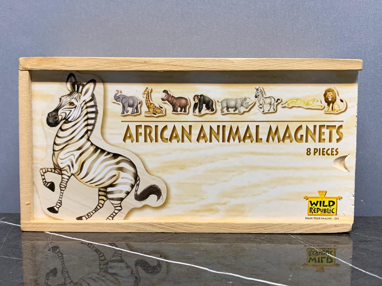 WILD REPUBLIC AFRICAN ANIMAL MAGNETS.