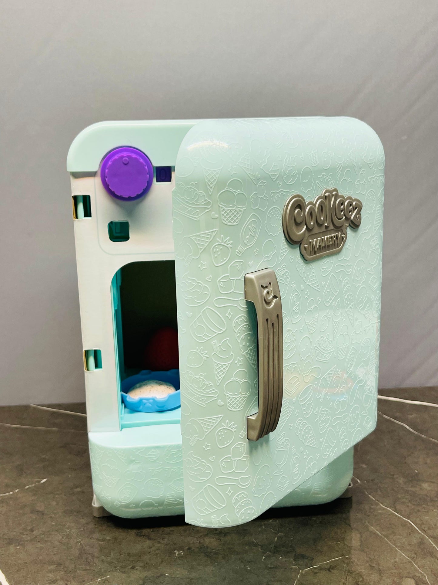 Cookeez Makery Freezy Cakez Oven Toy.