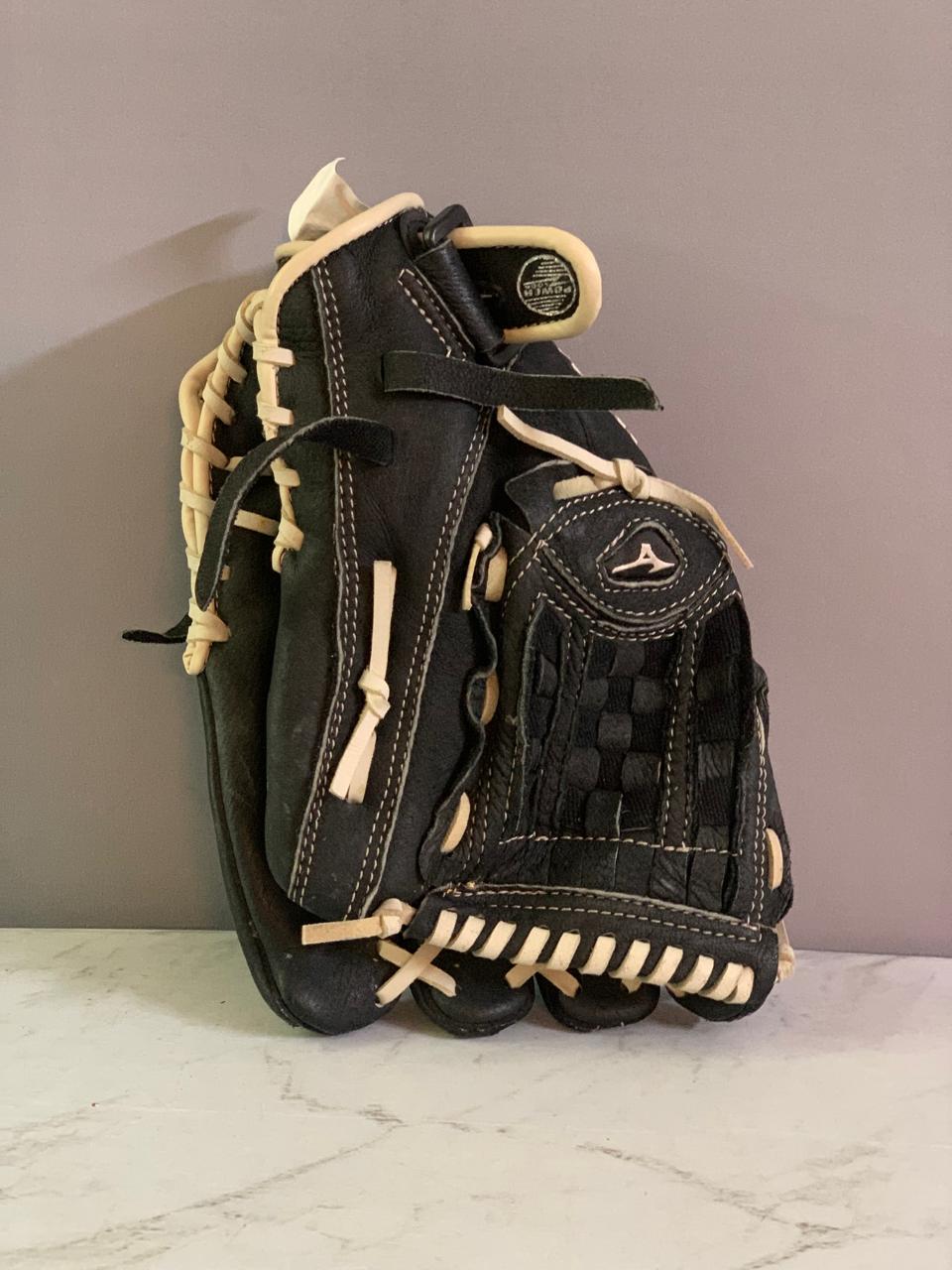 Mizuno Baseball Glove. (Rs 500 advance)