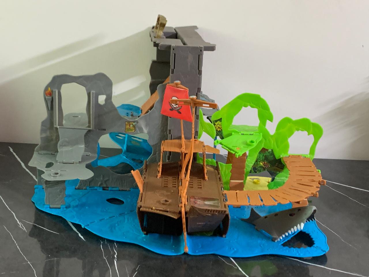 360 Degrees Pop-Up Pirate Island.(RS..250 advance)(One small bridge missing) SKU:BXL-804