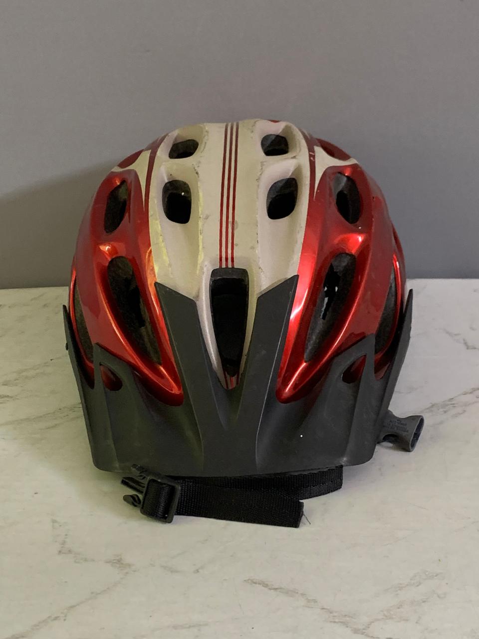 Sporty Bicycle Helmet. (Rs 250 advance)