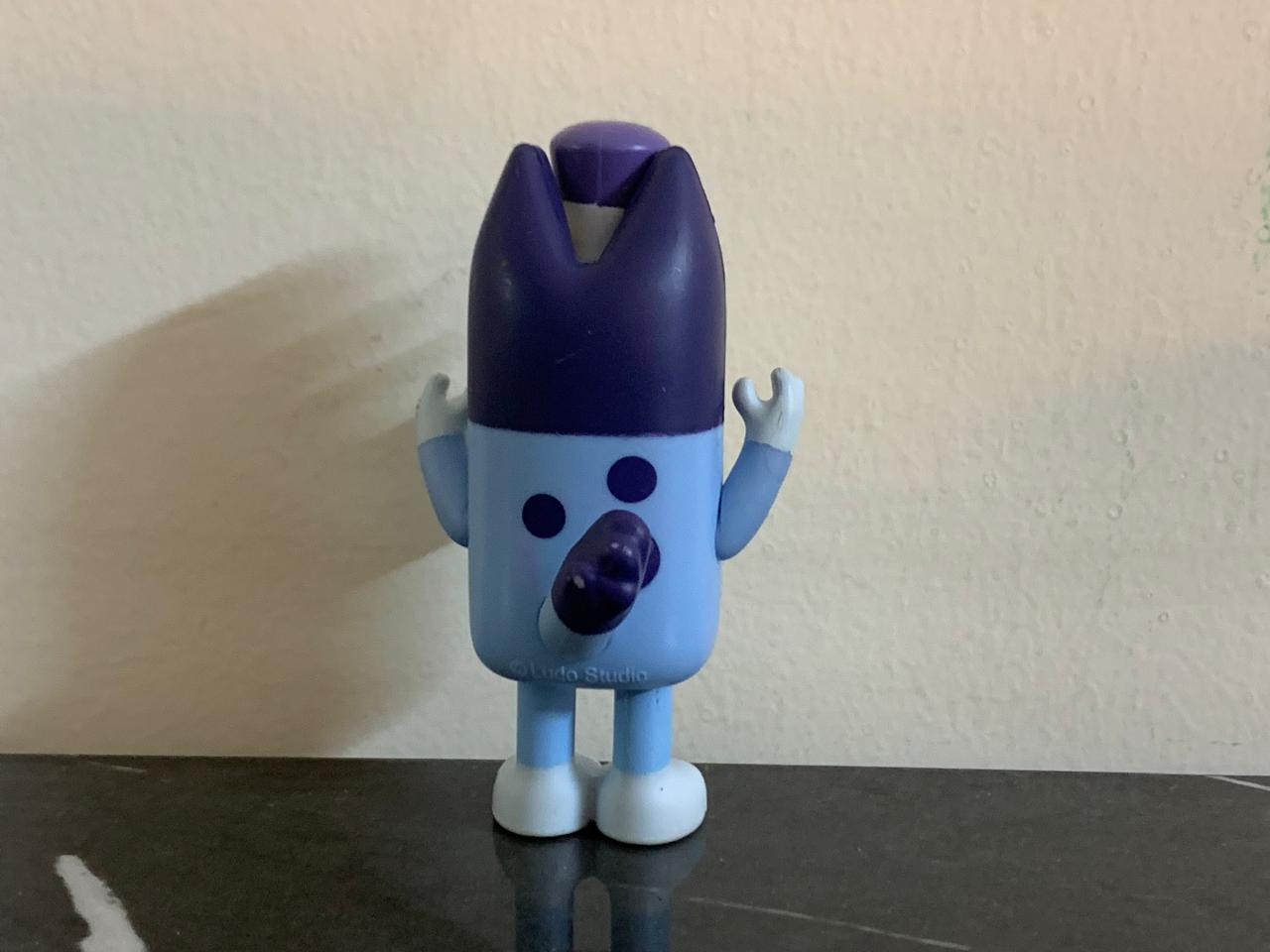 Bluey with Hat Action Figure. SKU:BXL-032