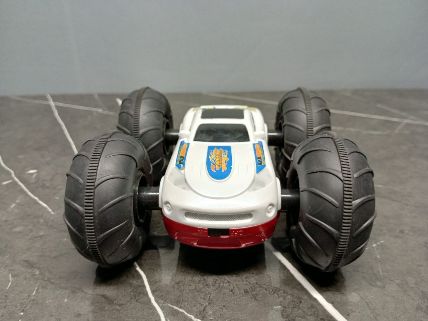 Red/white both sissd Stunt Car with Large Wheels