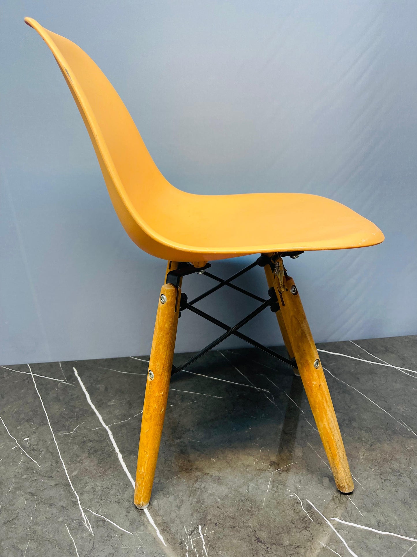 Eames-Style Lounge Chair for kids (9/10condition) (500 advance)